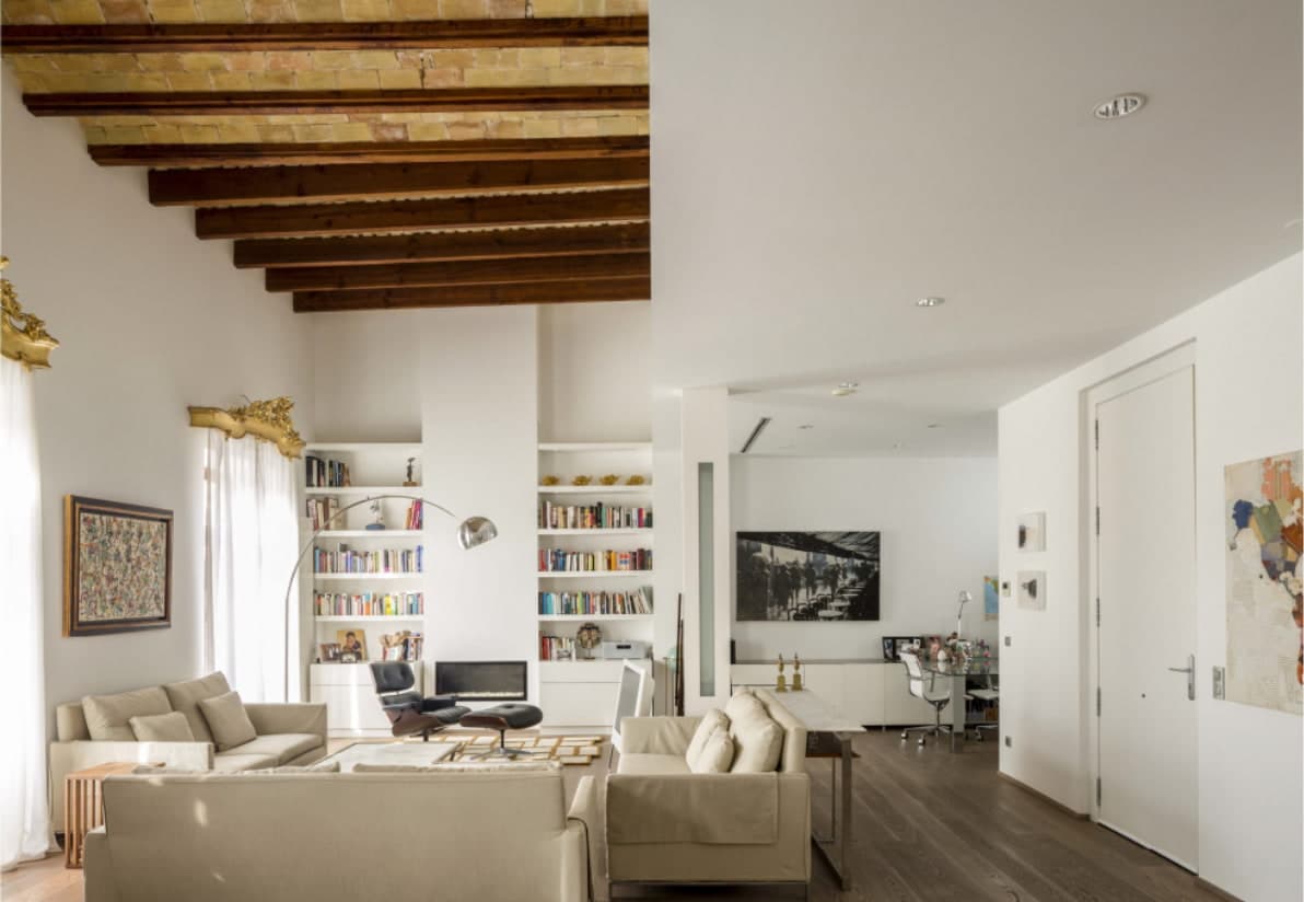 Grand living room distributed in several areas